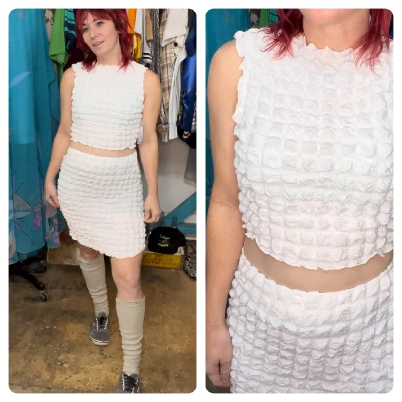 Y2k 2000s | White Popcorn Top and Skirt Set | Size M ruffled skirt detail